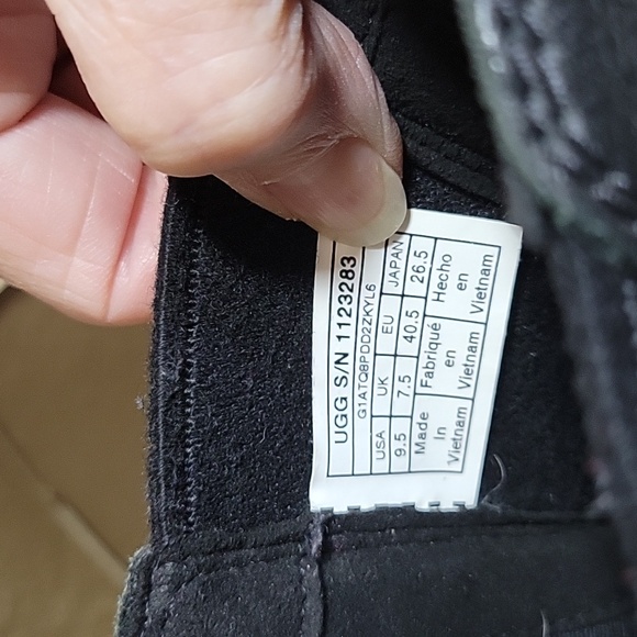 VGUC- UGG Leather Lug Sole Chelsea Boot